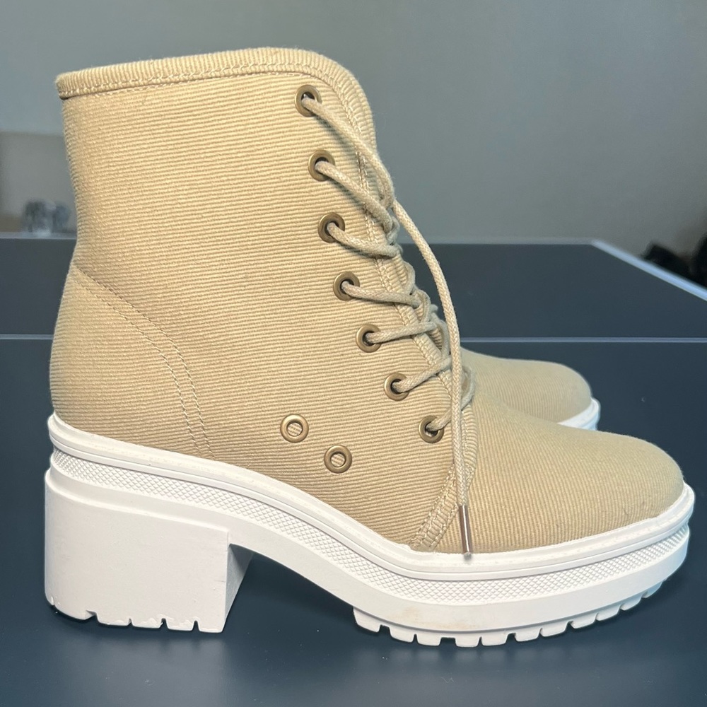 WILD DIVA TAN LACE UP BOOT SIZE 6 NEVER WORN